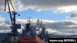 Судно-зерновоз в морском порту Керчи, 14 января 2024 год 