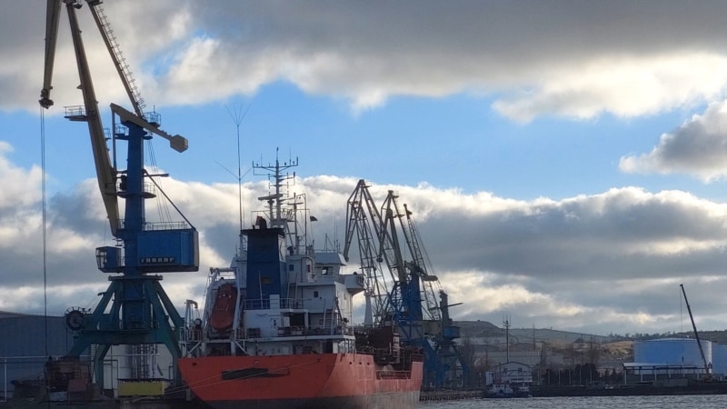 В порту Керчи стоит зерновоз с закрытым брезентом названием (фото) 