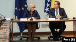 Oliver Varhelyi, comisarul european pentru vecinătate și extindere (dreapta), și Borjana Kristo, președintele Consiliului de Miniștri bosniac.