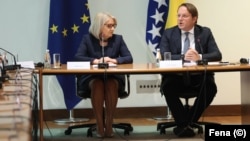 Oliver Varhelyi, the European Commissioner for Neighborhood and Enlargement (right), and Borjana Kristo, chairman of the Bosnian Council of Ministers.