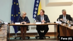 Krišto i Varhelyi na sastanku Političkog foruma na visokom nivou u Sarajevu, 17. maj 2023.
