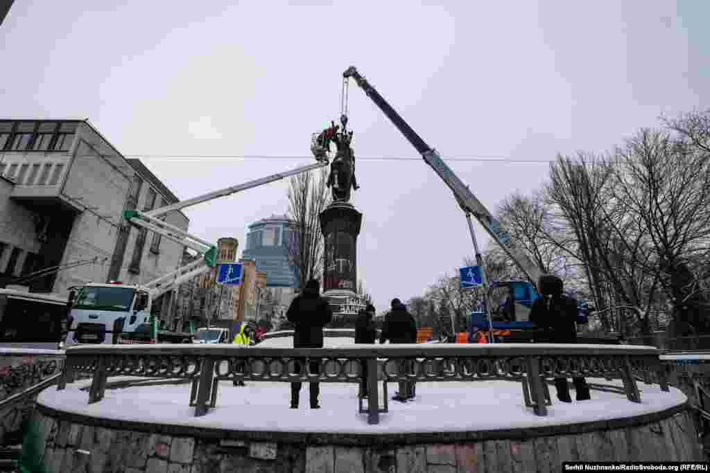 У Київській міській державній адміністрації уточнили, що фахівці &laquo;Київблагоустрою&raquo; працювали над демонтажем 7-тонної конструкції протягом 6 годин