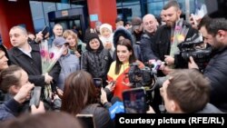 Bașcana autonomiei găgăuze, Evghenia Guțul, întâmpinată pe 8 martie de simpatizanți și jurnaliști la Aeroportul Internațional Chișinău, la revenirea sa de la Soci, unde s-a întâlnit două zile mai devreme cu liderul rus, Vladimir Putin 