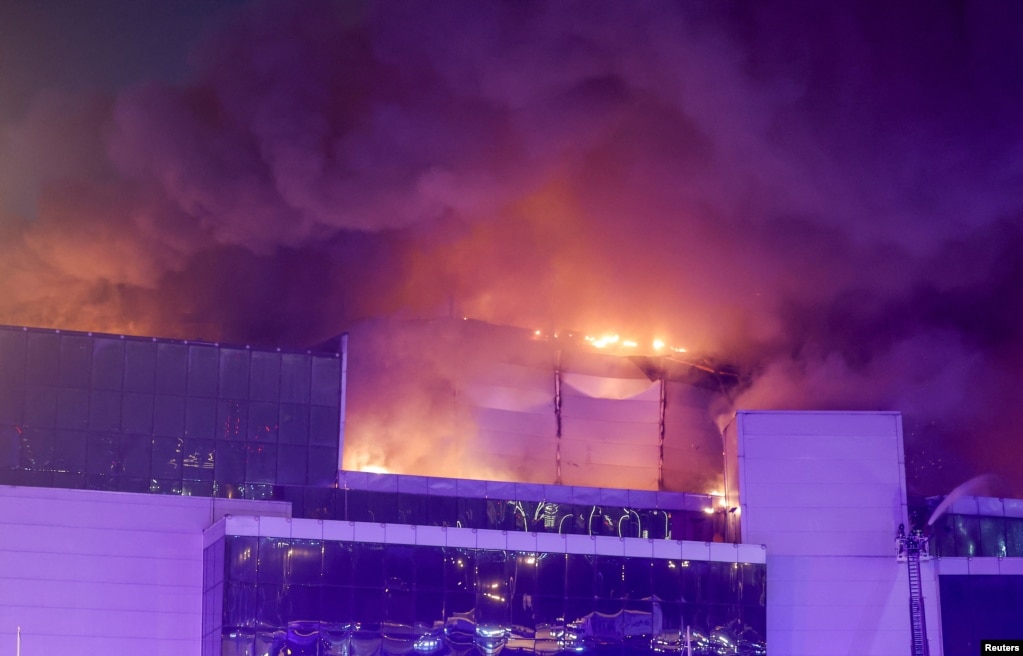 Pamjet e shpërndara në rrjetet sociale tregojnë zjarr dhe shtëllunga tymi mbi ndërtesën e sulmuar.
