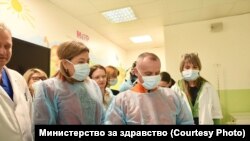 Министрите за здравство и за труд и социјална политика во посета на Алек, првото бебе за 2024 година, кое се роди на Клиниката за гинекологија и акушерство (ГАК) во Скопје 