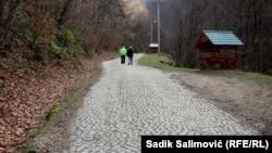 Šetališe pored nekadašnje banje Guber kod Srebrenice.(Foto: februar 2024.)
