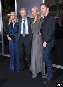Кристина Сандера - приятелката на Клинт Истууд, дъщеря му Алисън Истууд и скулпторът Стейси Пойтрас на премиерата на филма "Мулето", Калифорния, 10, 2018 г.