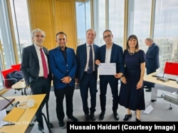 حسین حیدری در میان برخی از همکاران واعضای رصدخانۀ بین‌المللی وکلای مدافع در معرض خطر
