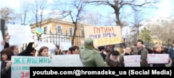 Початок нападу на мітинг жінок біля штабу берегової оборони в Сімферополі: плакат про Путіна розірвуть першим; 5 березня 2014 року