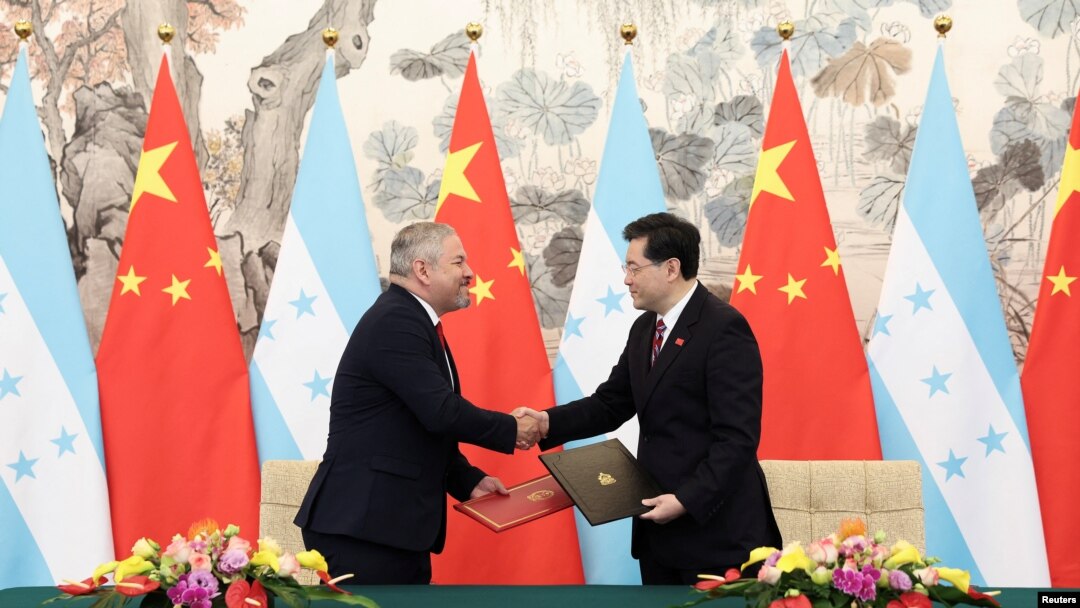 Kineski ministar vanjskih poslova Qin Gang (desno) rukovao se s ministrom vanjskih poslova Hondurasa Eduardom Enriqueom Reinom tokom ceremonije uspostave diplomatskih odnosa između dviju zemalja, 26. mart 2023. 