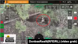 Командна робота, кмітливість та майстерність допомогли визволити з полону українського бійця. На скріншоті з запису БПЛА – боєць (обведено червоним) дивиться вгору, щоб бачити «вказівки» дрону