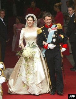 Преди сватбата престолонаследникът подарява на Мери годежен пръстен с диамант и изумруди, подобни на цвета на знамето на Дания