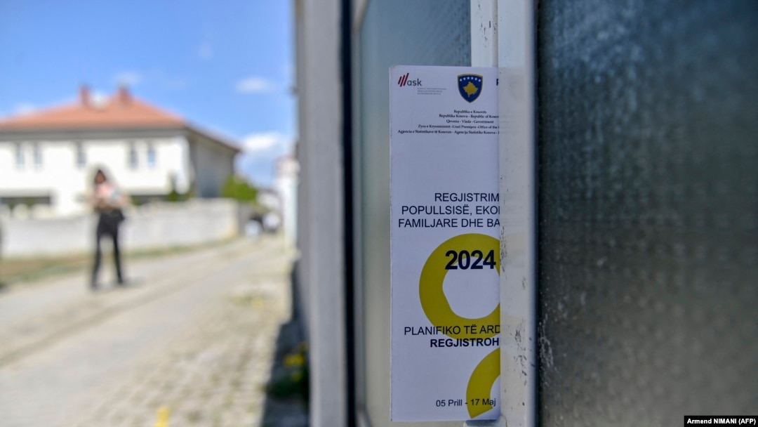 Një fletushkë informuese për procesin e regjistrimit të popullsisë e vendosur në derën e një shtëpie në Prishtinë më 5 prill 2024. 
