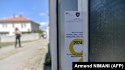 Një fletushkë informuese për procesin e regjistrimit të popullsisë e vendosur në derën e një shtëpie në Prishtinë më 5 prill 2024. 