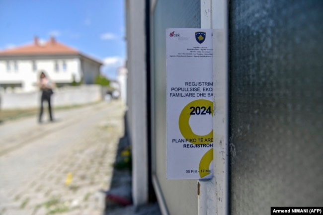 Një fletëpalosje me informacionet për procesin e regjistrimit të popullsisë para një shtëpie me dyer të mbyllura. (Foto: AFP)