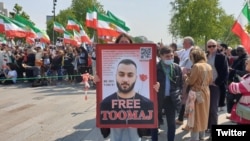 تجمع ایرانیان در پاریس در حمایت از توماج صالحی، خواننده زندانی