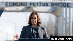 Američka potpredsjednica Kamala Harris na mostu Edmunda Pettusa tokom događaja povodom obilježavanja 59. godišnjice "Krvave nedjelje" u Selmi, Alabama, 3. marta 2024.