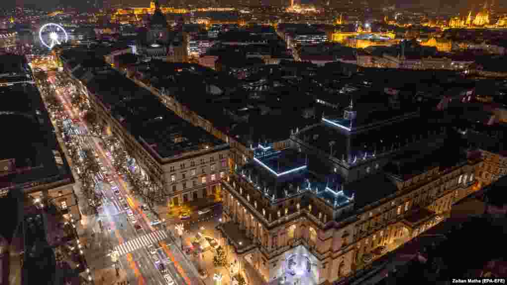 Slika napravljena dronom osvijetljene mađarske državne opere Avenije Andrassy u centru Budimpešte.