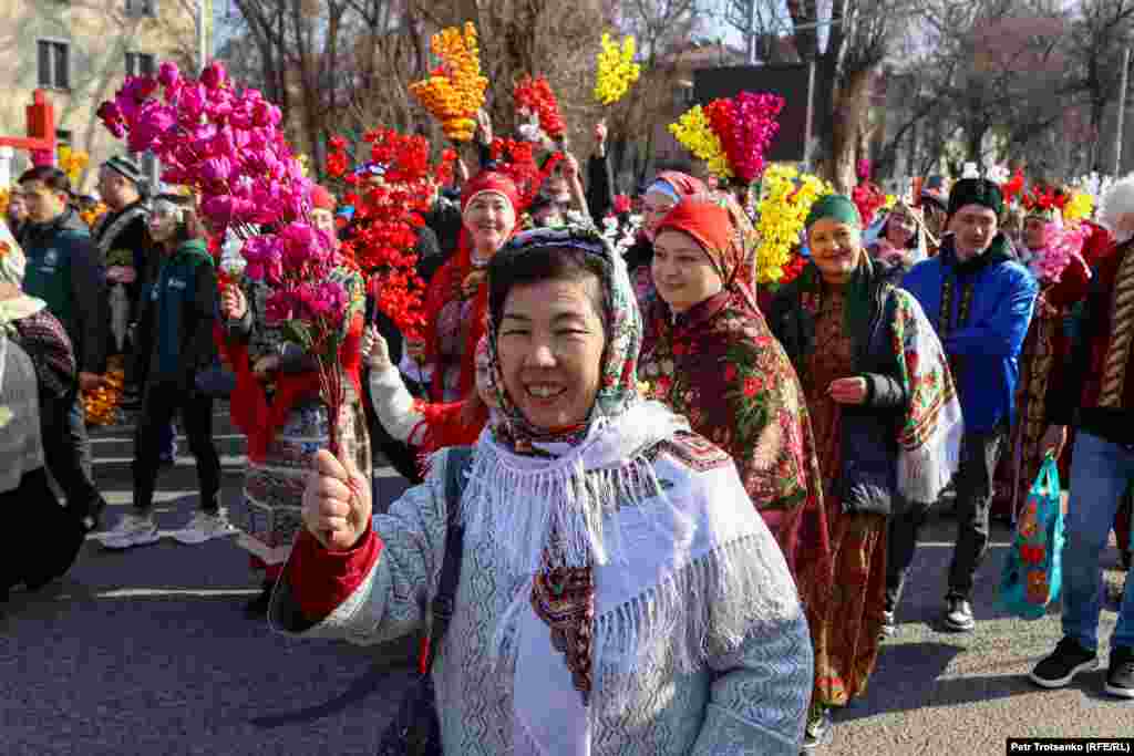 Основными участниками парада были почему-то члены Ассамблеи народа Казахстана, которые пришли на шествие в своих национальных костюмах, отчего праздник сильно напоминал первомайский марш в честь Дня единства народа Казахстана&nbsp;