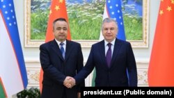 Президент Узбекистана Шавкат Мирзияев и председатель Народного правительства Синьцзян-Уйгурского автономного района Китая Эркин Тунияз. 28 марта 2024 года.