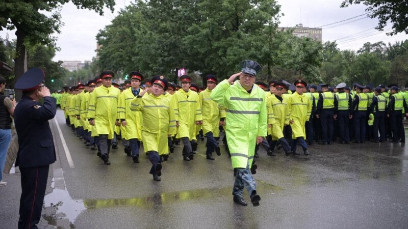 Милиция Бишкекте күчөтүлгөн тартипте иштөөгө өттү