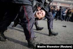 Hapšenje opozicionog aktiviste na jednom od protesta u Moskvi, mart 2017.