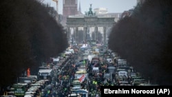 Traktorët e fermerëve duke bllokuar rrugën që çon për te Porta e Brandenburgut në Berlin më 15 janar 2024.