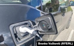 Punjenje električnog automobila na javnom punjaču u Norveškoj.