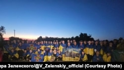 Украінцы, вызваленыя з расейскага палону 25 чэрвеня 2024 году. Фота з Telegram-каналу Ўладзіміра Зяленскага