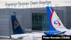 Ռուսաստան - Օդանավեր Սանկտ Պետերբուրգի Պուլկովո օդանավակայանում, արխիվ