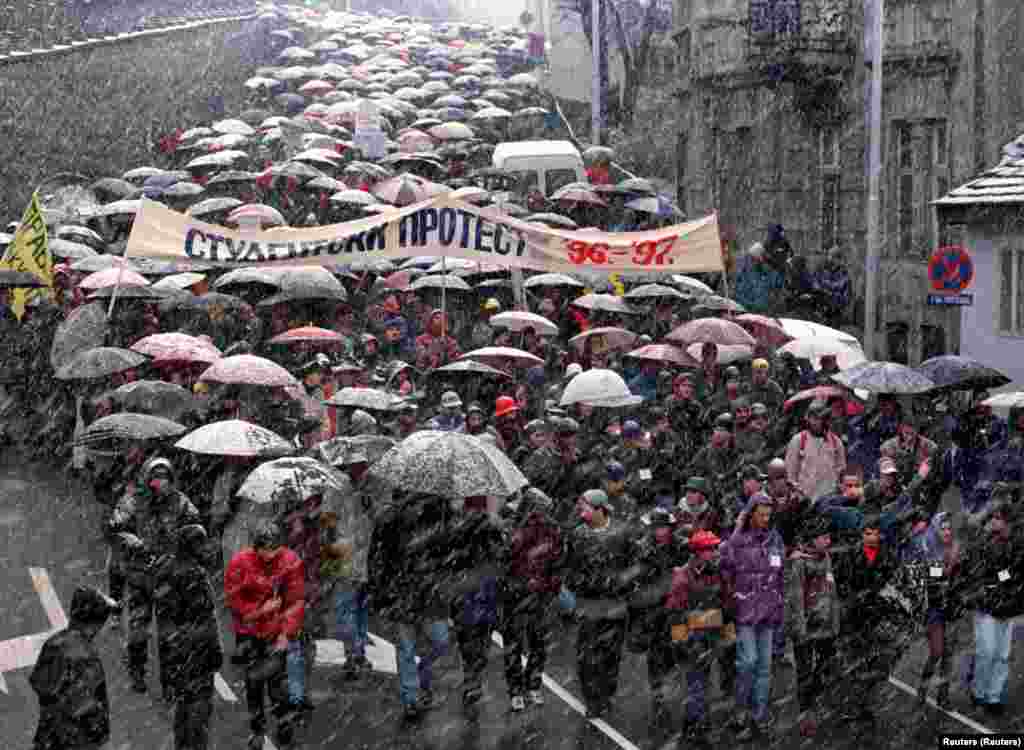 Kada je režim Slobodana Miloševića 1996. falsifikovanjem zapisnika sa lokalnih izbora pokušao da ospori pobedu opozicione koalicije &quot;Zajedno&quot;, studenti se pridružuju protestima koji su trajali tri meseca.