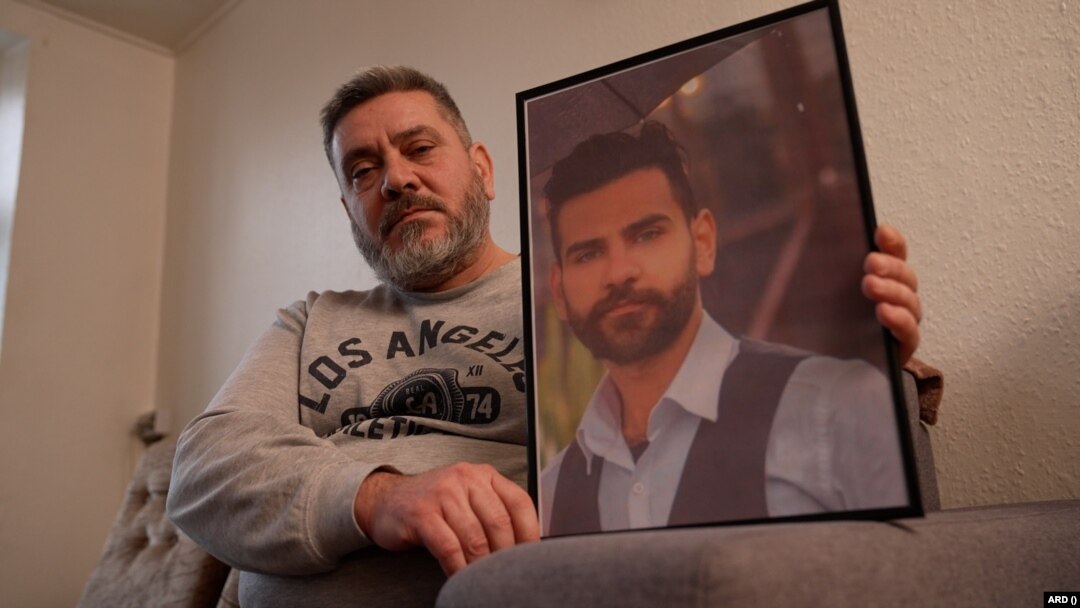 Husam, cu o fotografie a fiului său