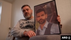  Хусам със фотография на сина си 