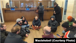 მოძრაობა "ხმას" ორი მოთხოვნა აქვს.