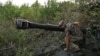 Артилерист 24-ї ОМБр ЗСУ імені короля Данила на позиціях поблизу Часового Яру, Донецька область, 14 липня 2024 року