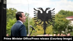 Kryeministri i Kosovës, Albin Kurti, duke folur gjatë një tubimi në Çair, në Maqedoninë e Veriut më 11 gusht 2023.