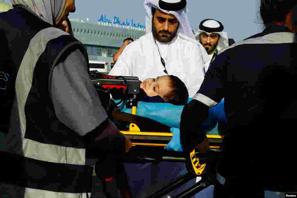 گروهی از کودکان و خانواده&zwnj;های فلسطینی زخمی برای درمان به ابوظبی برده شدند 