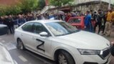 Shkronja "Z" e shkruar me ngjyrë në një automjet në Zveçan më 29 maj 2023 gjatë protestës së serbëve.