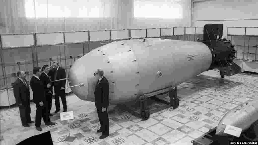A valaha tesztelt legnagyobb atombomba, a Nagy Iván, becenevén a Cár bomba burkolata. A Szovjetunió Sztálin alatt igyekezett felzárkózni az atomfegyverkezésben, de miután 1949 augusztusában kipróbálták az első szovjet atombombát, irányt váltott a kutatás, hogy energiatermelésre hasznosítsák a nukleáris hasadás pusztító erejét