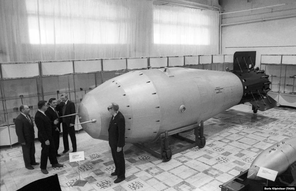 Një fotografi nga arkivi e trupit të të ashtuquajturës Tsar Bomba, bomba më e madhe bërthamore e testuar ndonjëherë Bashkimi Sovjetik nën diktatorin Josef Stalin kishte derdhur burimet e tij shkencore për zhvillimin e armëve apokaliptike. Por, pasi bomba e parë bërthamore sovjetike u testua në gusht të vitit 1949, disa nga fizikanët më të mirë të BRSS-së (Bashkimi i Republikave Socialiste Sovjetike), u ridrejtuan për të shfrytëzuar fuqinë monstruoze të ndarjes bërthamore për prodhimin e energjisë në të njëjtën kohë kur Perëndimi po ndiqte të njëjtin qëllim. Hulumtimi u quajt &quot;atomet për paqen&quot; nga Shtetet e Bashkuara dhe &quot;atomi paqësor&quot; nga Moska.