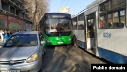 Бишкекте автобус менен троллейбус кагышкан учур. Иллюстрациялык сүрөт.
