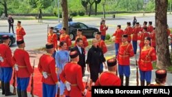 Jakov Millatoviq me bashkëshorten e tij arrijnë në parlamentin e Malit të Zi, ku do të bëj betimin presidencial, 20 maj 2023.