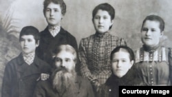 Иван Иванович и Анастасия Ивановна Сараевы с детьми, 1900 год