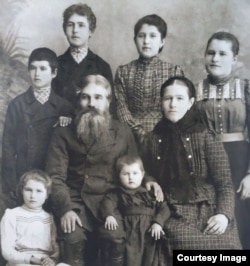 Иван Иванович и Анастасия Ивановна Сараевы с детьми, 1900 год