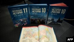 Новите учебници, по които ще учат руските деца, повтарят изцяло тезите на Владимир Путин - често пъти и с директни цитати. 