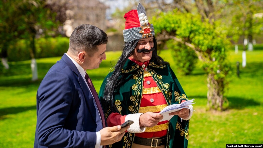 George Simion, președintele partidului Alianța pentru Unirea Românilor (stânga), apare la lansarea candidaților pentru alegerile europarlamentare din Târgoviște alături de un actor care îl portretizează pe Vlad Țepeș.