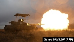 Ілюстраційне фото. Українські військові ведуть тестовий вогонь із танка після ремонтних робіт неподалік від Бахмута, 5 лютого 2024 року