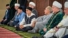 Рустам Минниханов и его сын Искандер во время мусульманского праздника Ураза Байрам, 2023 год. Искандер одет в костюм от бренда Louis Vuitton за 300 тысяч рублей. 