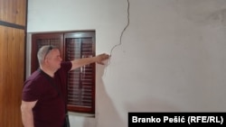 Miroslav Božić, meštanin sela Krivelj, pokazuje pukotinu zida na kući od detonacija rudnika, 30.3.2024.
