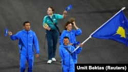 Atleti kosovar, Grevist Bytyqi, gjatë parakalimit në ceremoninë e hapjes së Lojërave Paralimpike. Paris, 28 gusht 2024. 